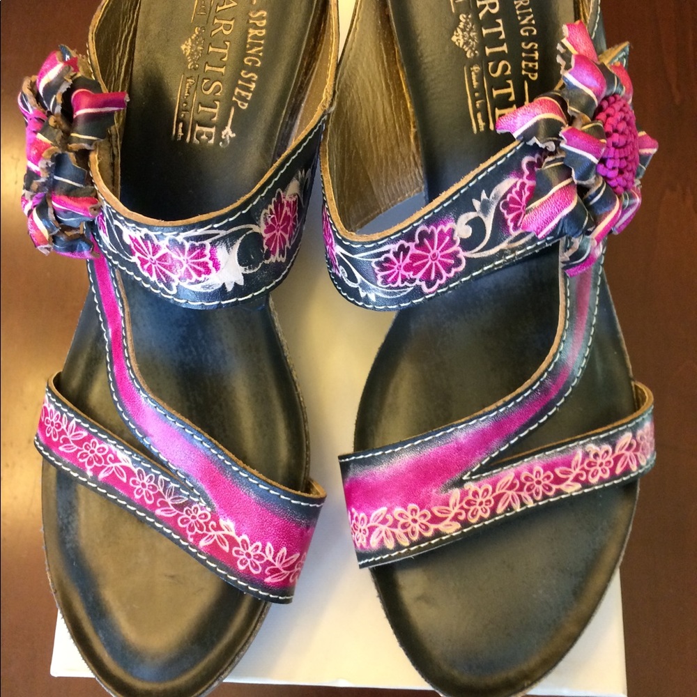 L’Artiste navy and pink sandals